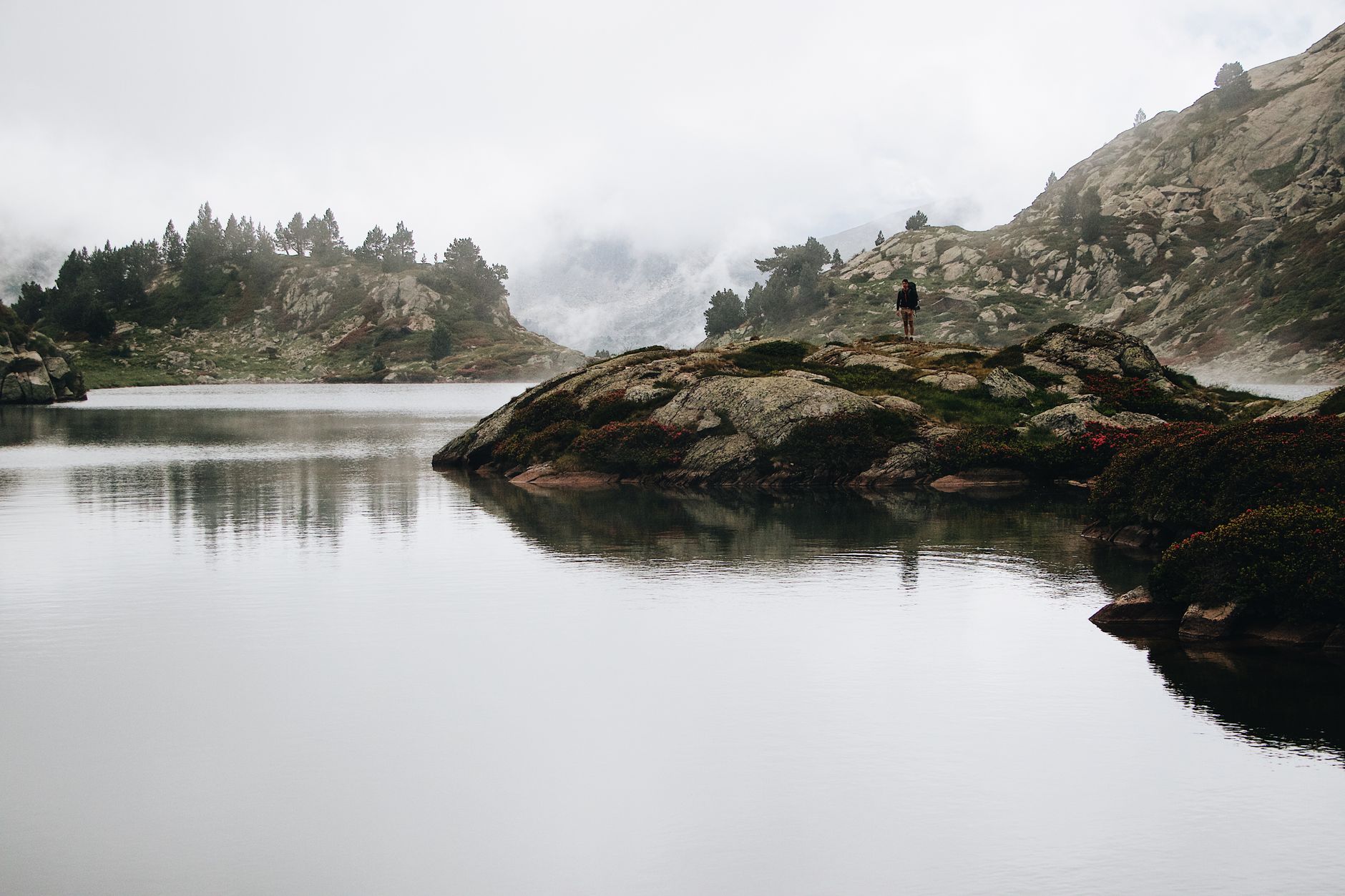 Lac de montagne en Ariège entouré de forêts et de sentiers de randonnée