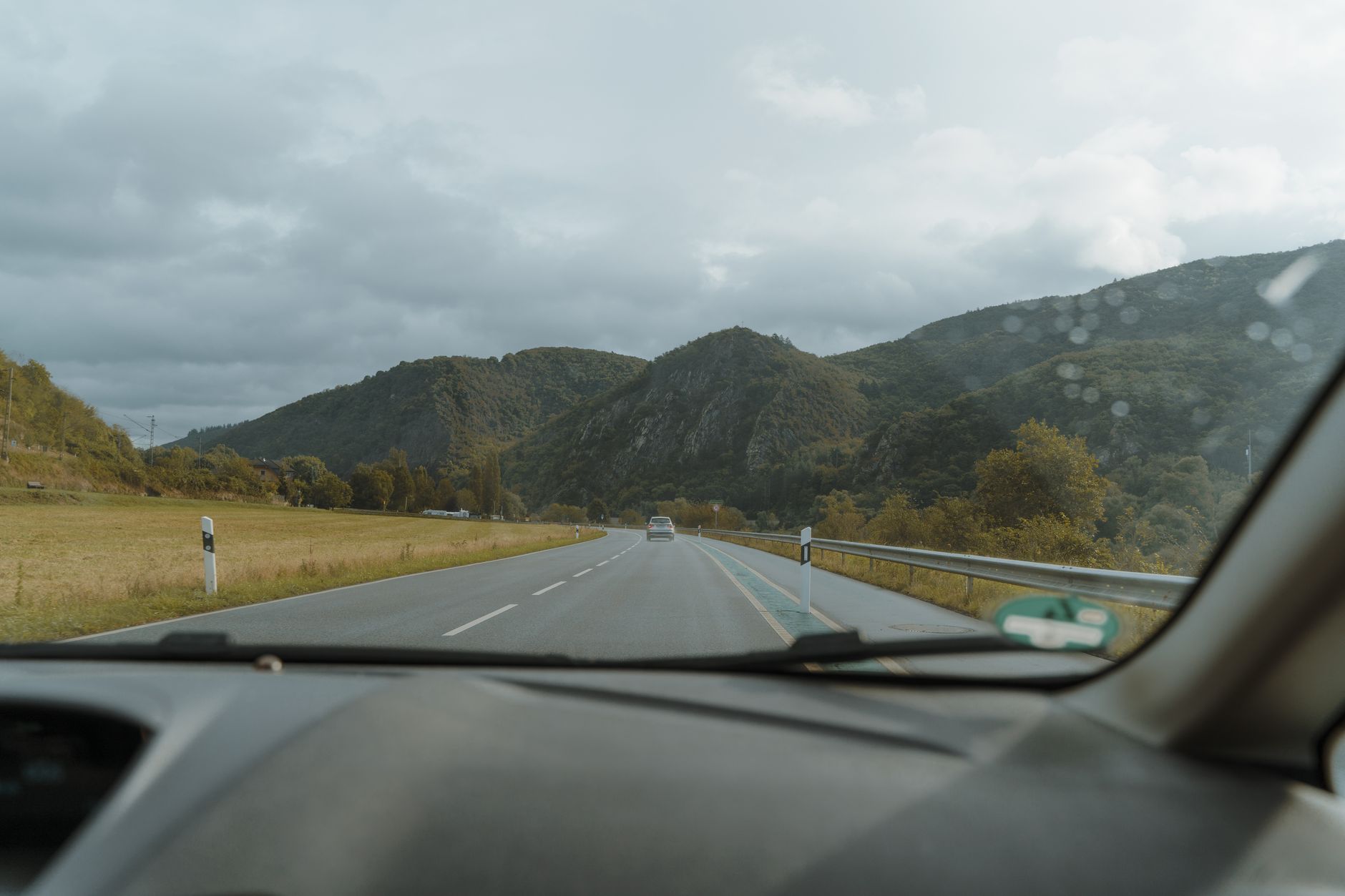 Autoroute française traversant un paysage forestier verdoyant