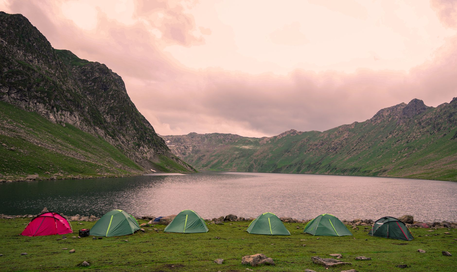 Camping au bord d'un lac dans la nature en été