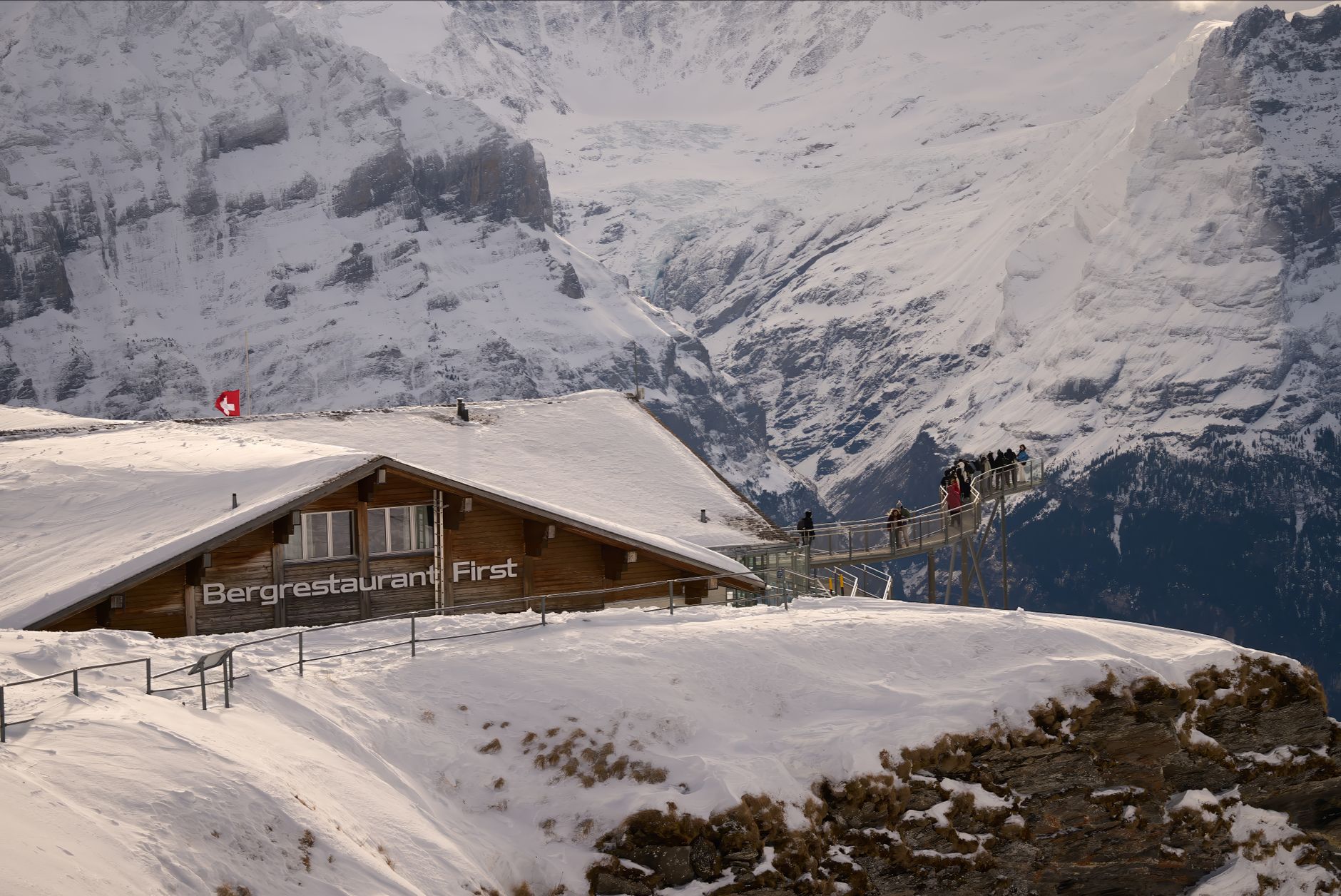 Terrasse de restaurant alpin avec vue sur les montagnes