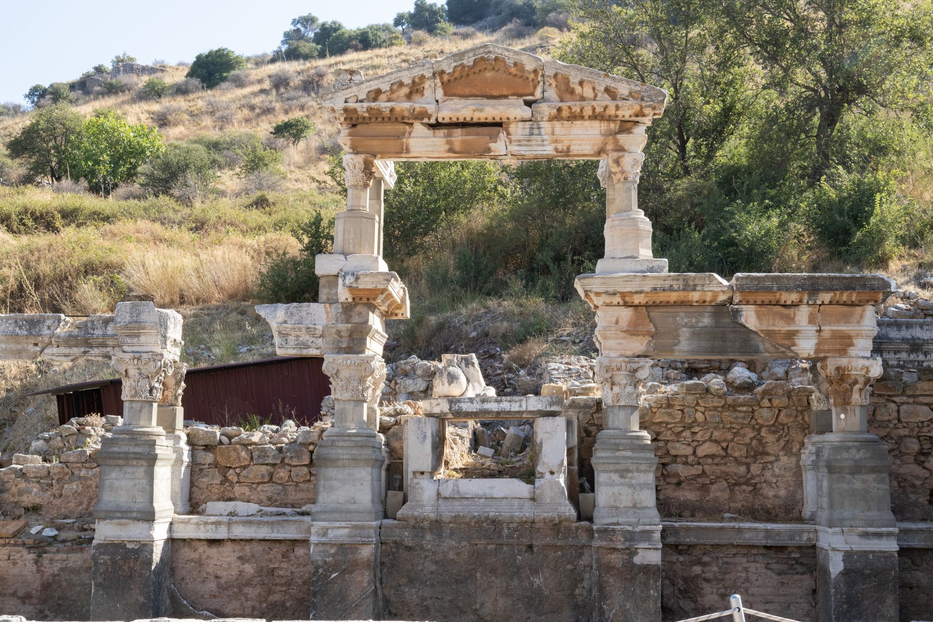 Ruines antiques en Corse avec la mer Méditerranée en arrière-plan